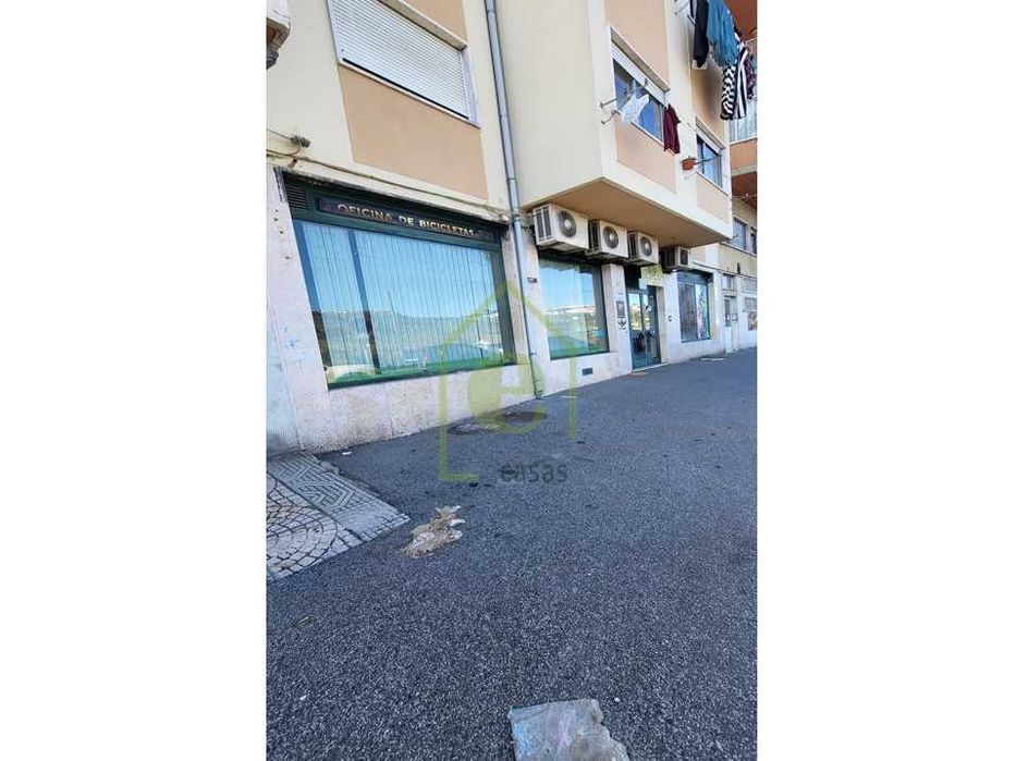 Ampla Loja na Póvoa de Santo Adrião