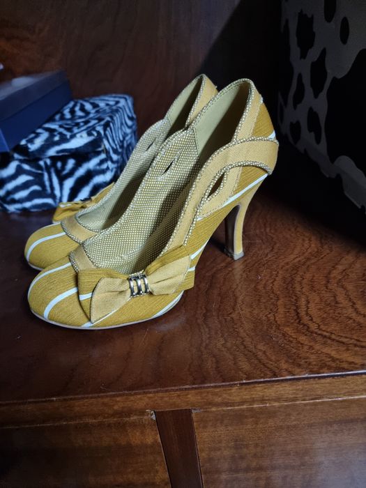 Muitos sapatos senhora 39