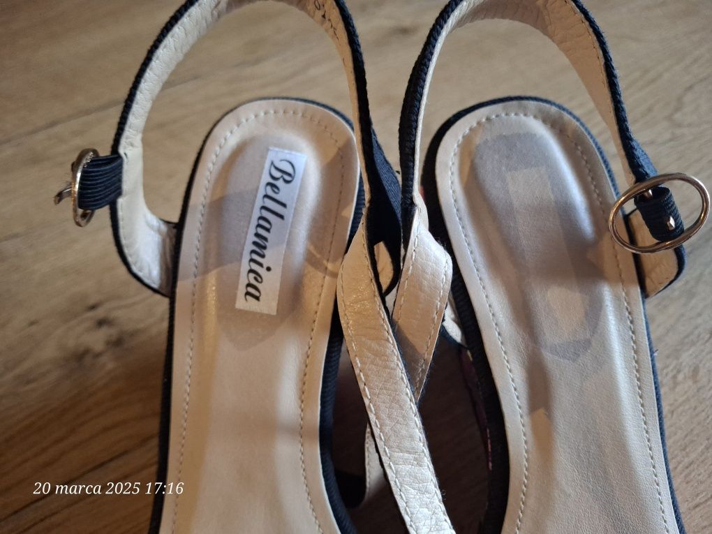 Sandały na koturnie