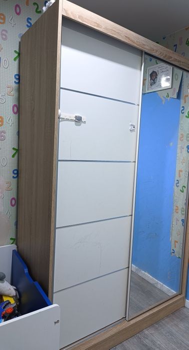 Szafa przesuwna z lustrem