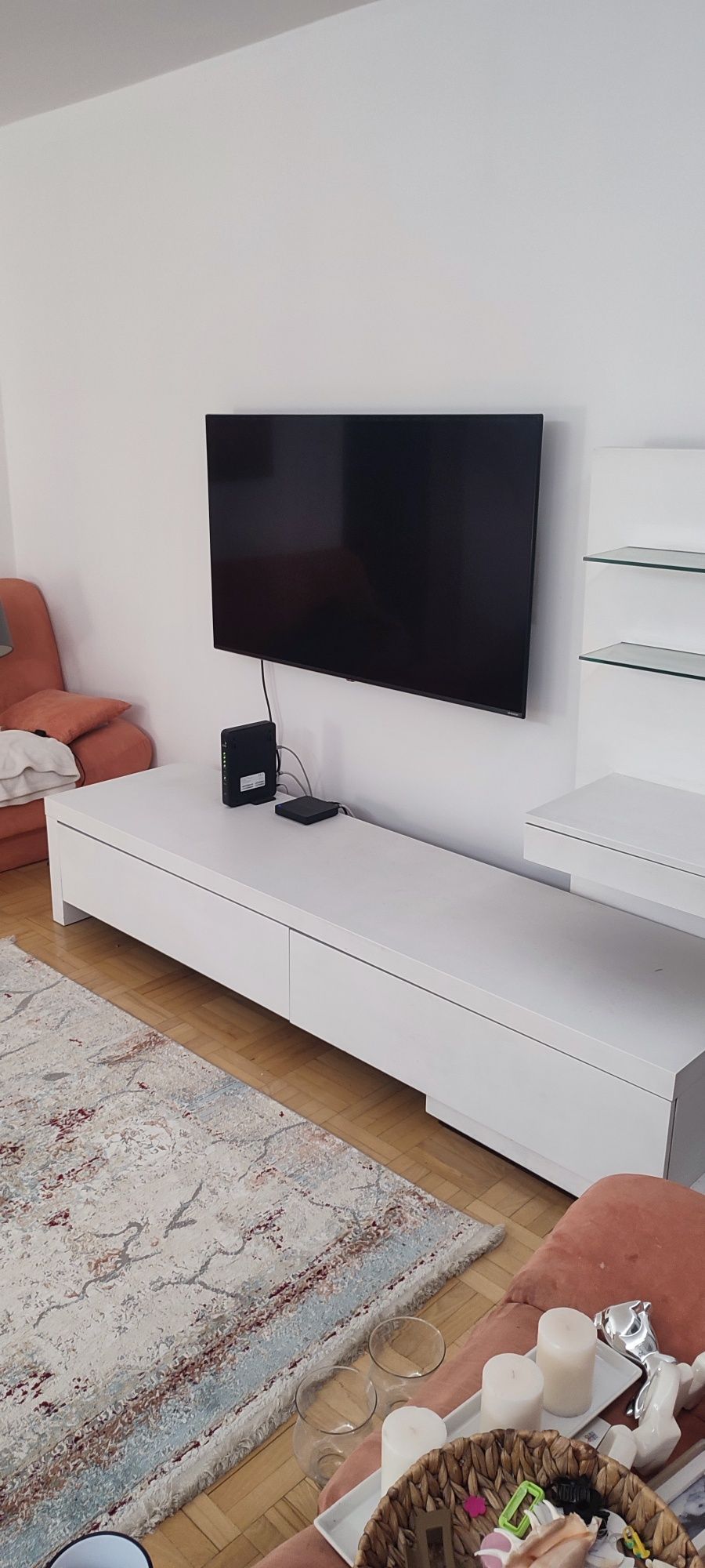 Eleganckie białe meble pod telewizor do pokoju dziennego. TANIO!