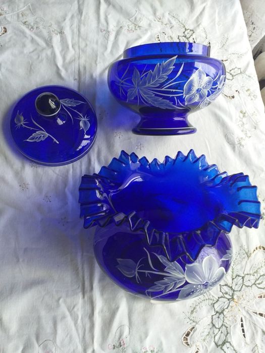 Продам изделия из фарфора и чешского стекла