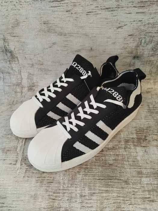 Adidas Superstar 80S Primeknit w kolorze czarnym.