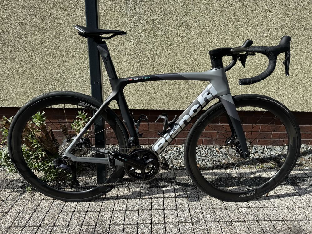 Bianchi Oltre XR4 na kolach Zipp, pomiar mocy, rozm. 55