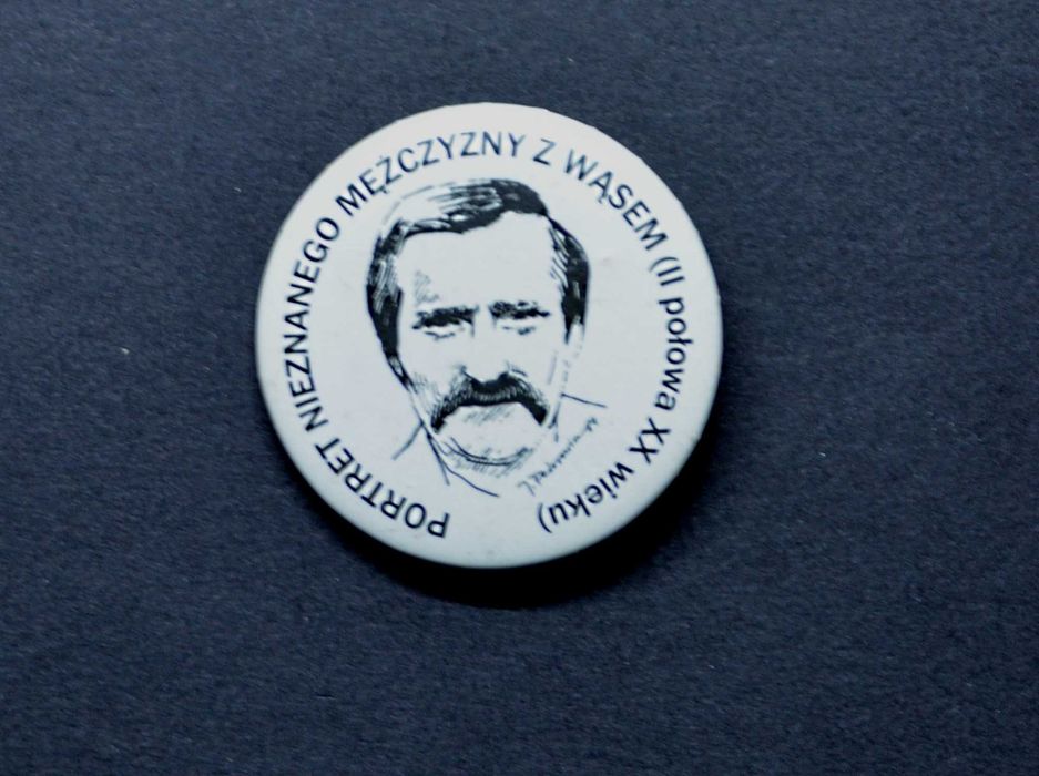 Portret Nieznanego mężczyzny z wąsem J. Fedorowicz Przypinka 4 cm PRL