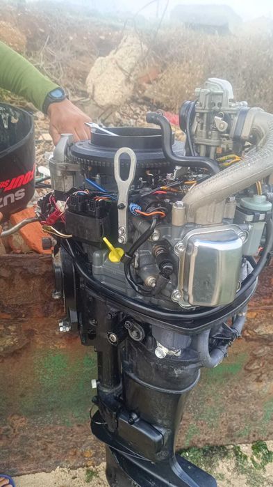 Vendo um motor de popa 25hp Suzuki 4t 2008  nao tem documendos