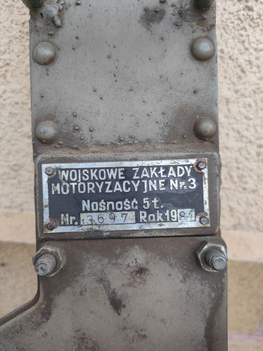 Lewarek podnośnik kolejowy.