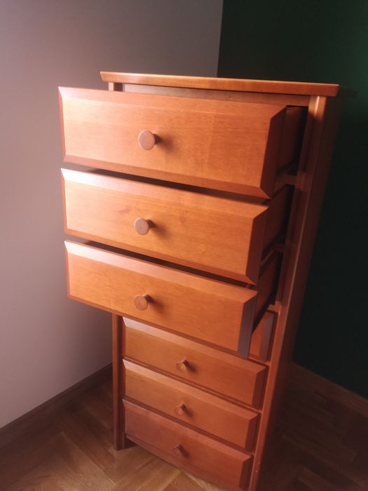 Cómoda alta com sete gavetas