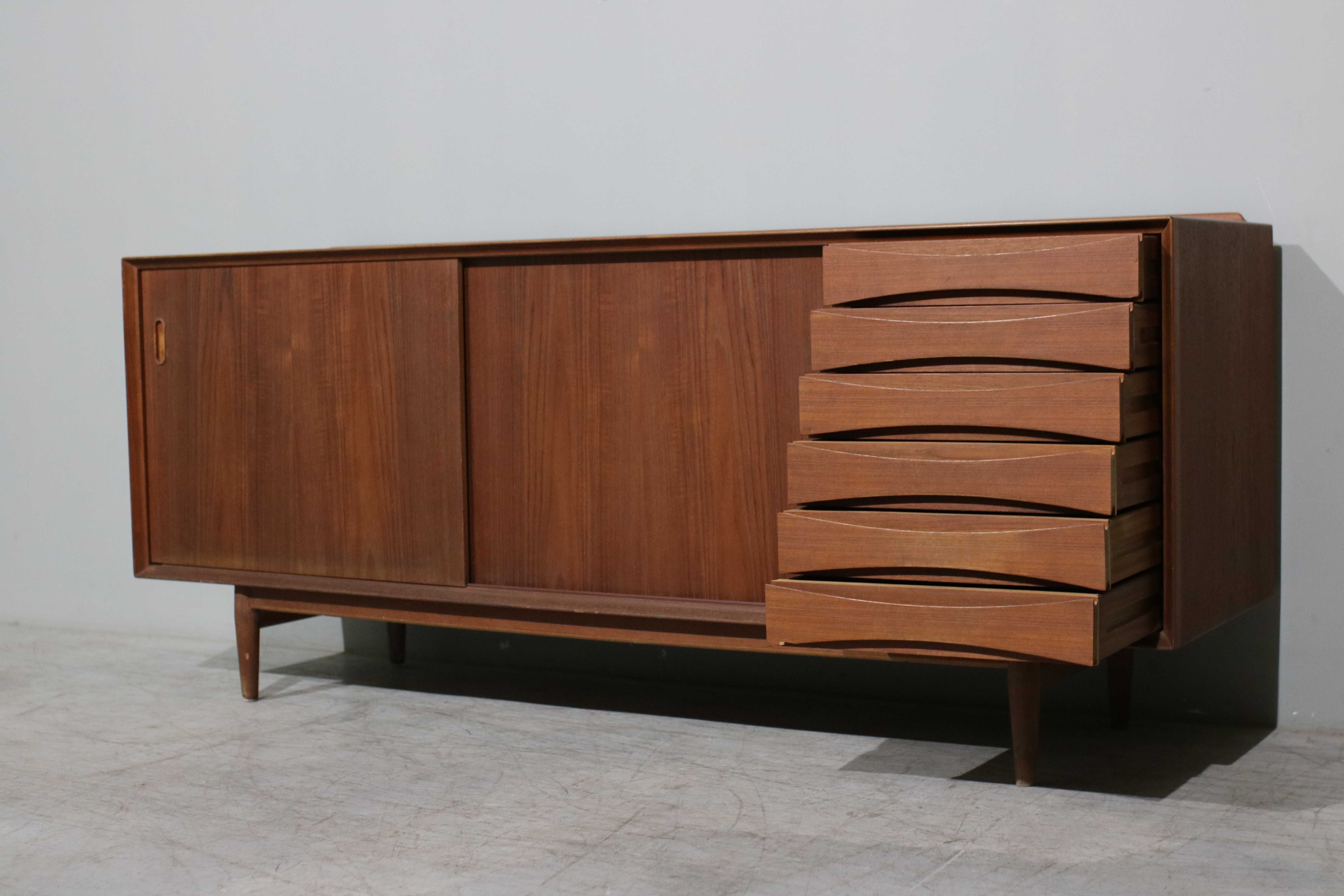 Aparador Arne Vodder em teca | Design Nórdico Vintage
