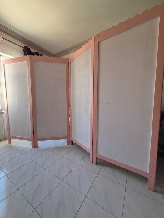 Biombo de separação em madeira branco com detalhes em rosa