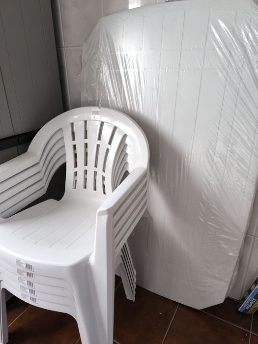 Mesa de jardim + 6 cadeiras (resina)