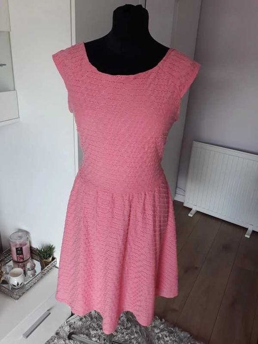 Różowa koronkowa sukienka 44
