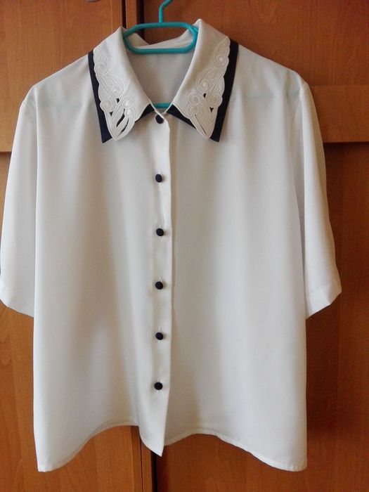 Śnieżnobiała, ślicznie haftowany kołnierz + granatowe dodatki, XXL