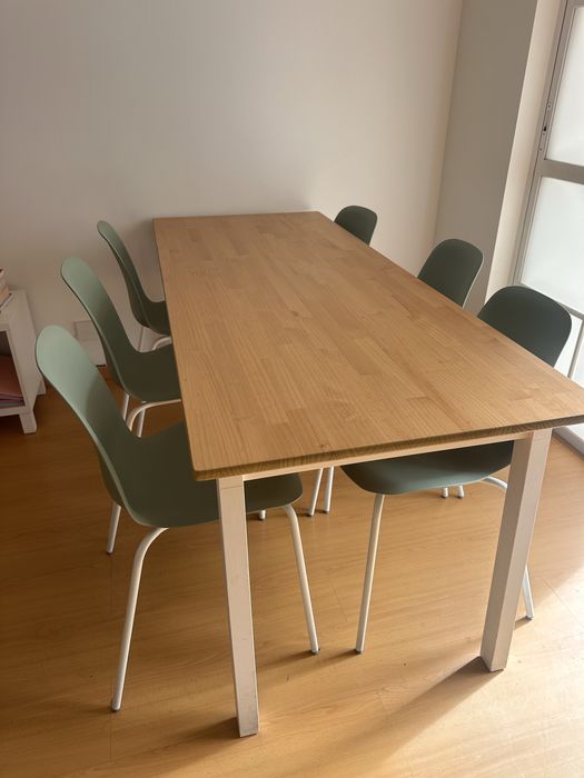 Mesa com 6 cadeiras