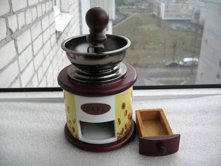 Кофемолка ручная с керамической чашей.