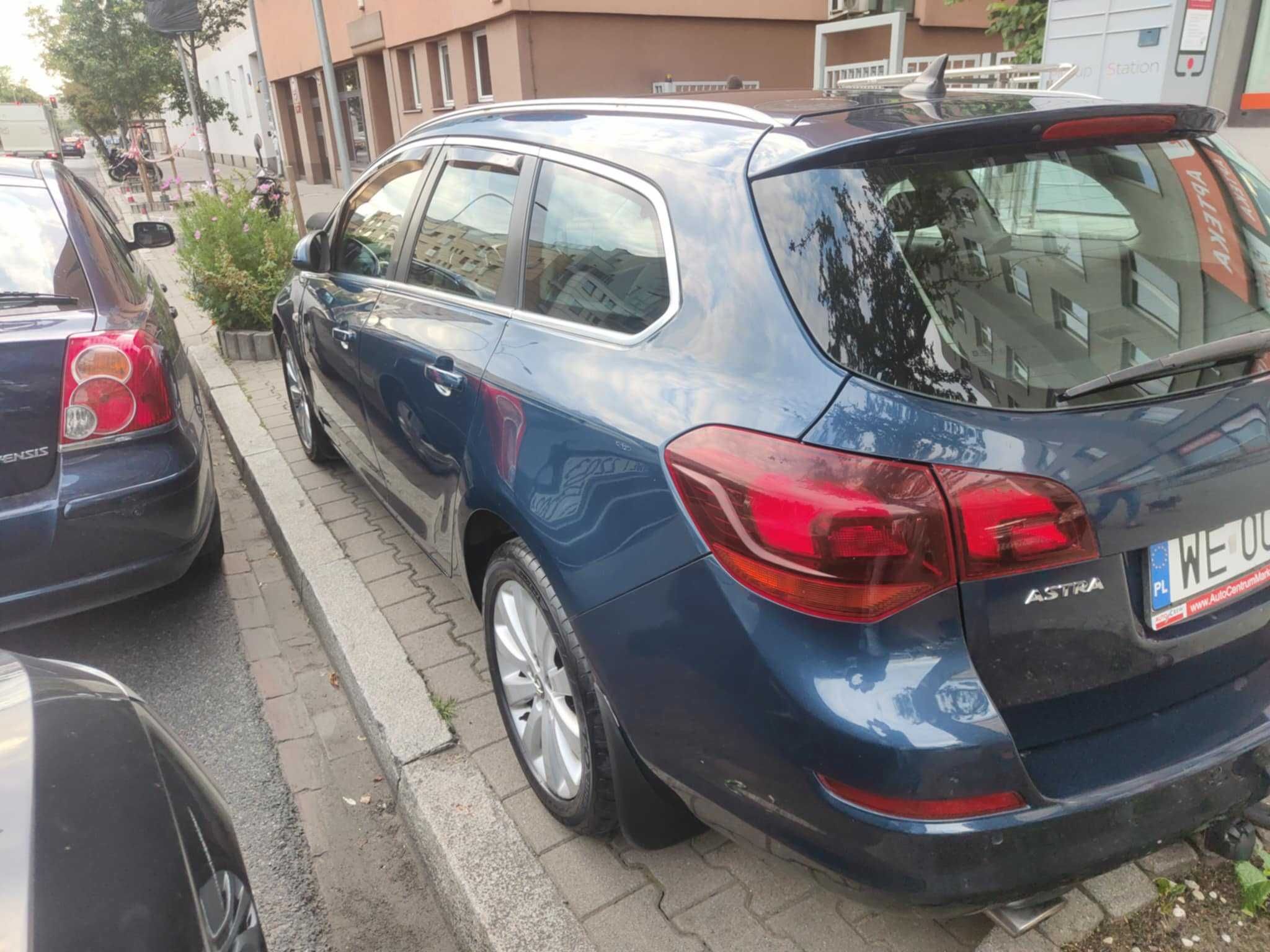 Opel Astra J 1.4 TURBO 2011 rok