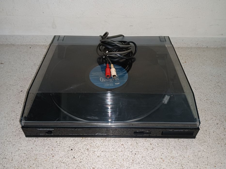 Gira discos / toca discos marca GRUNDIG a funcionar perfeitamente e ex