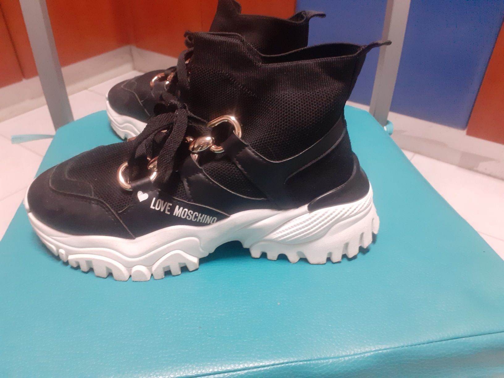 Botins mochino pretos