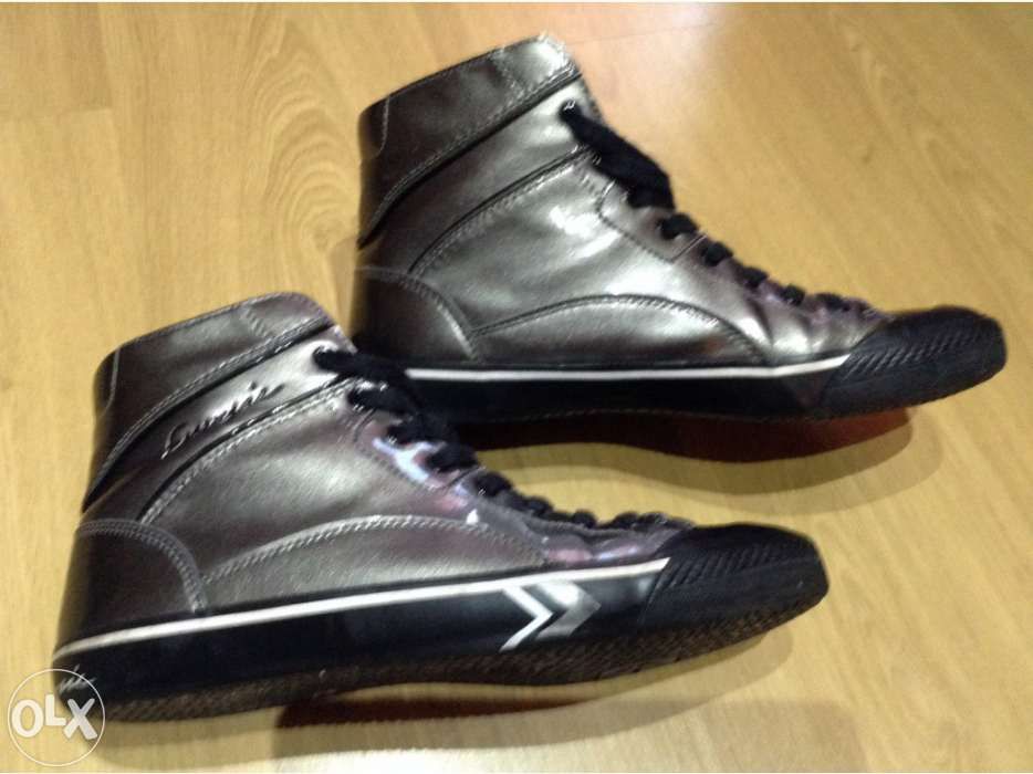 Tênis bota marca Energie cinza brilhante