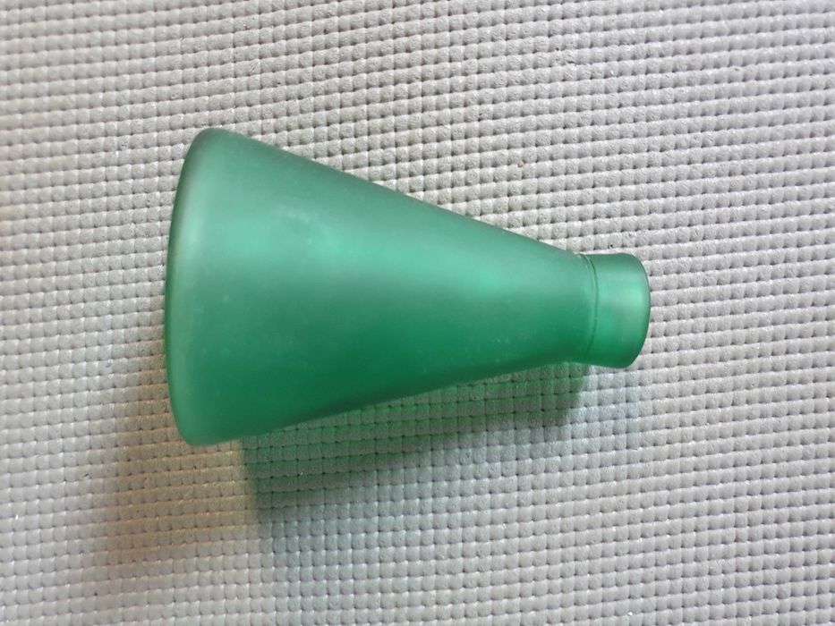 Mały ciemnozielony matowy wazonik