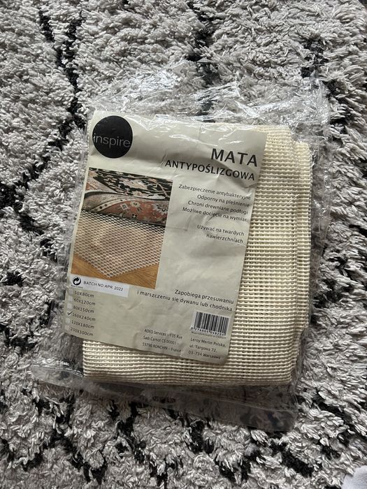 Mata antyposlizgowa pod dywan