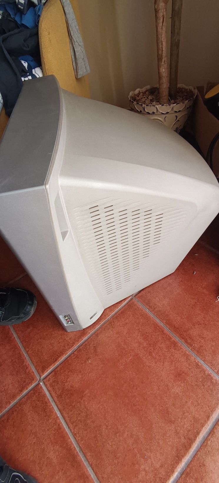 Vendo TV antiga para desocupar