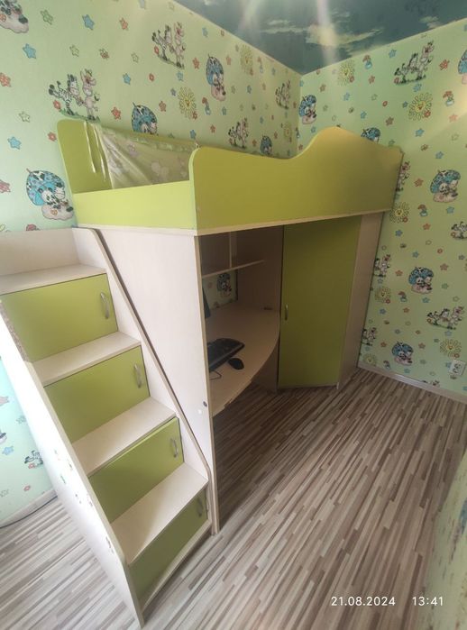Дитяче ліжко горище з столом, кутовою шафою і сходами комодом