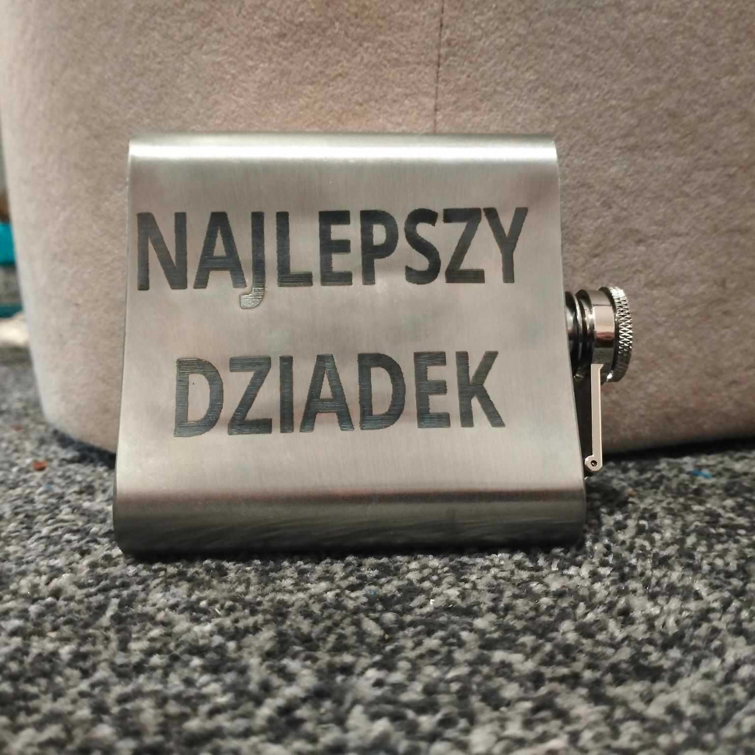 piersiówki z własnym grawerem