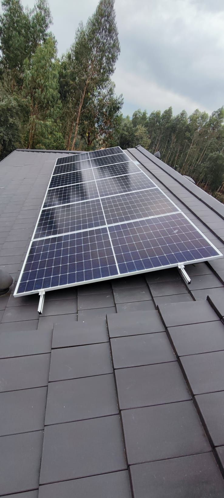 Painéis solares com bateria de lítio.