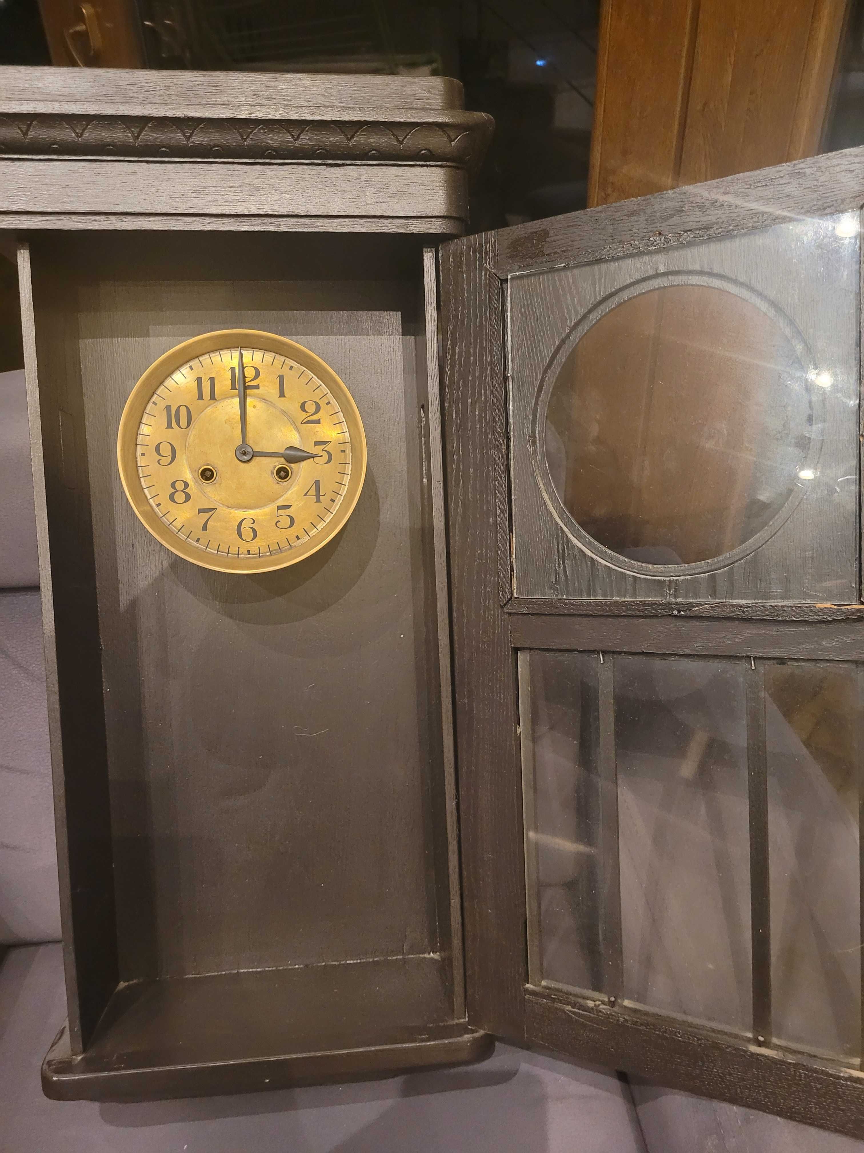 stary drewniany zegar ścienny