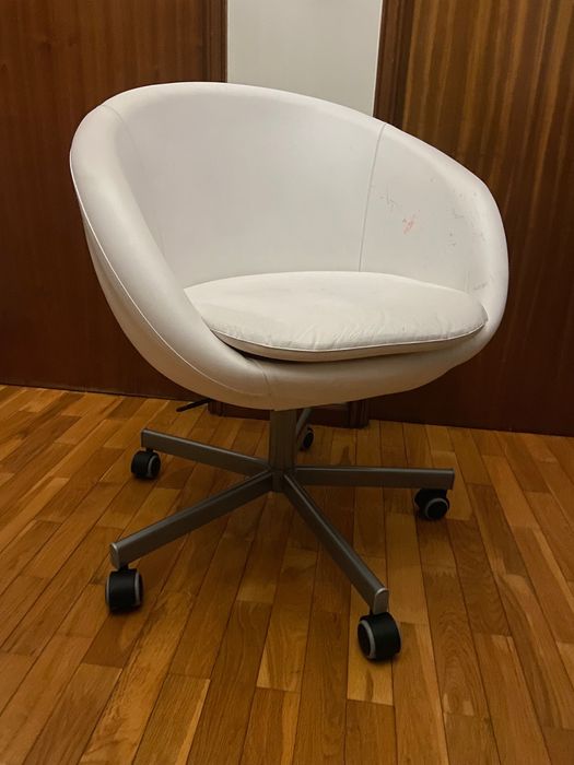 Cadeiras de escritório várias.