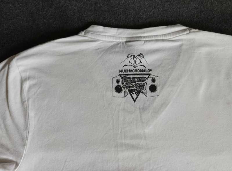 Bluzka męska typu T-shirt, biała z nadrukiem.