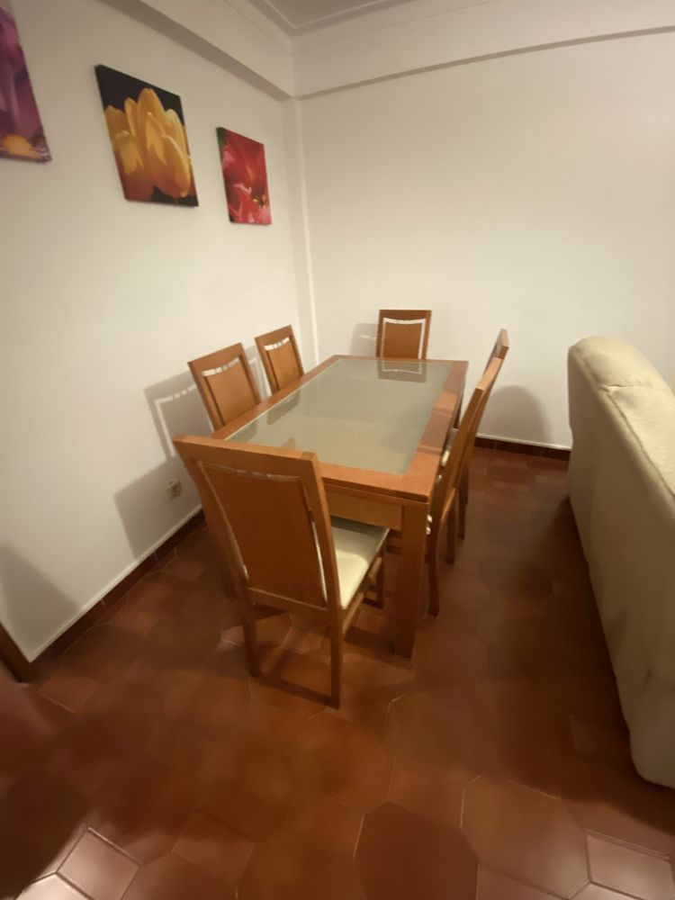 Vendo mesa de jantar com cadeiras