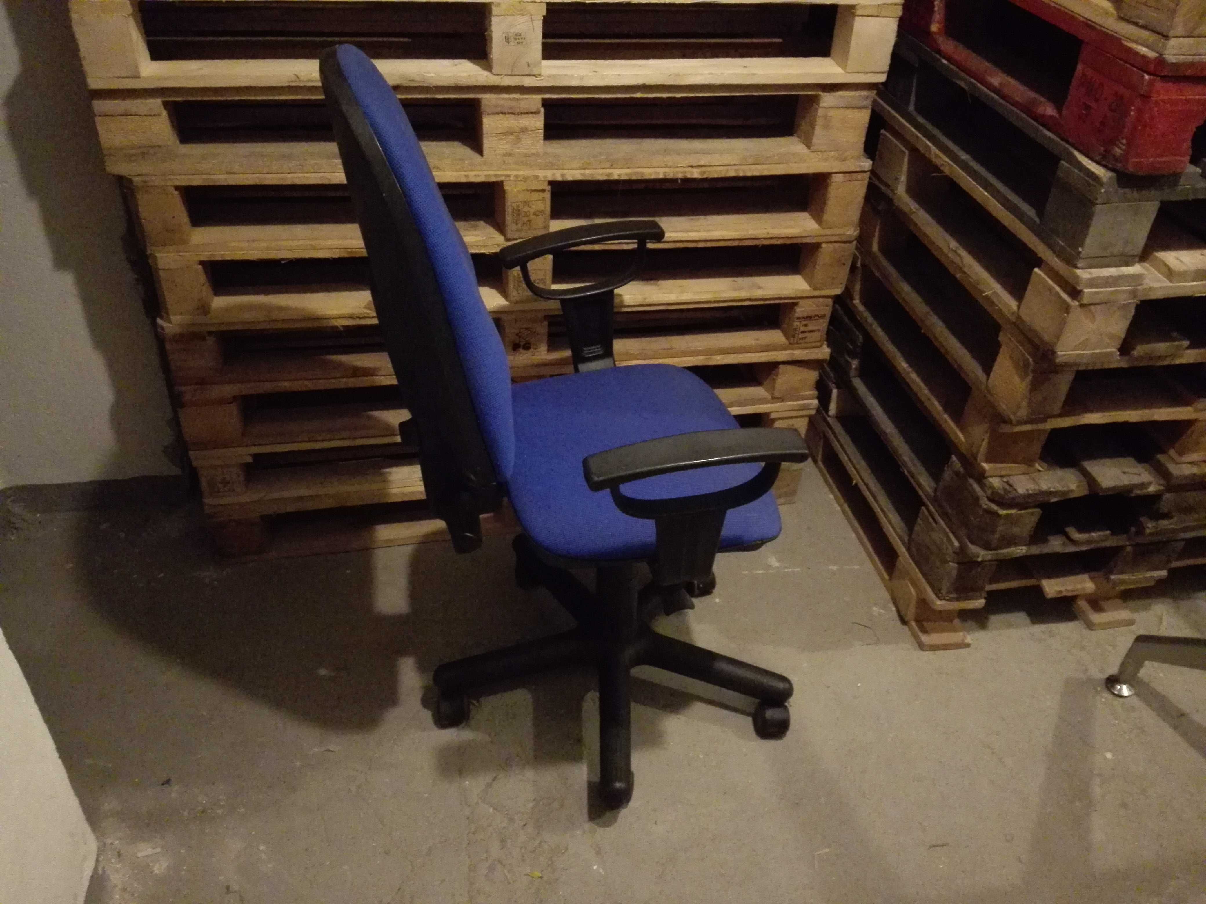 Używane krzesło biurowe. Krzesło.
