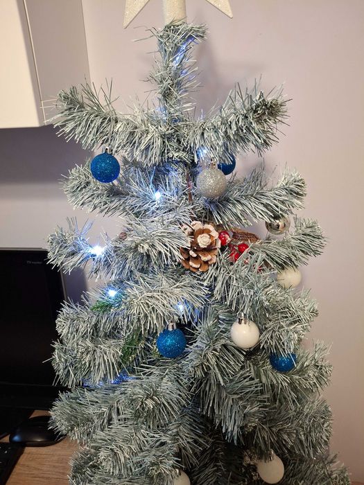 Choinka z ozdobami lampkami Mikołajkami