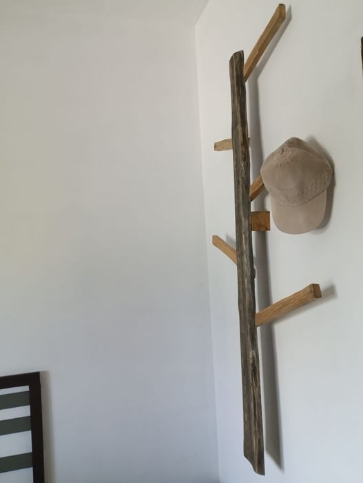 Cabide modelo único madeira maciça, castanho e pinho
