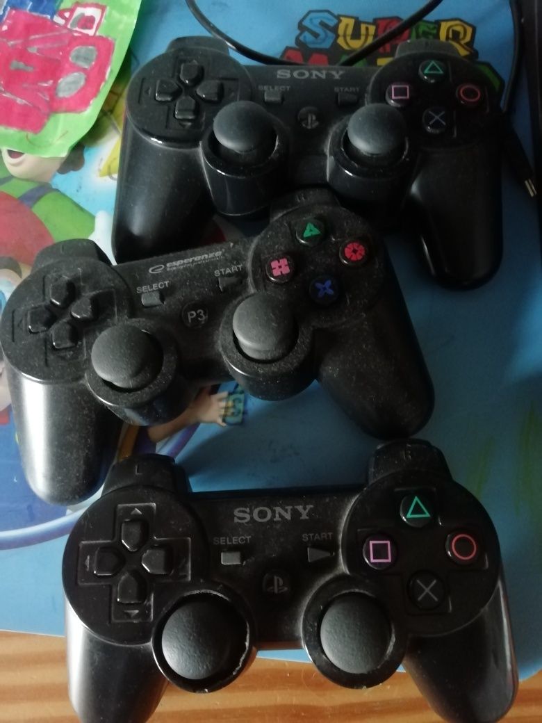 Konsola Ps3 wraz z 3 padami i 2 grami