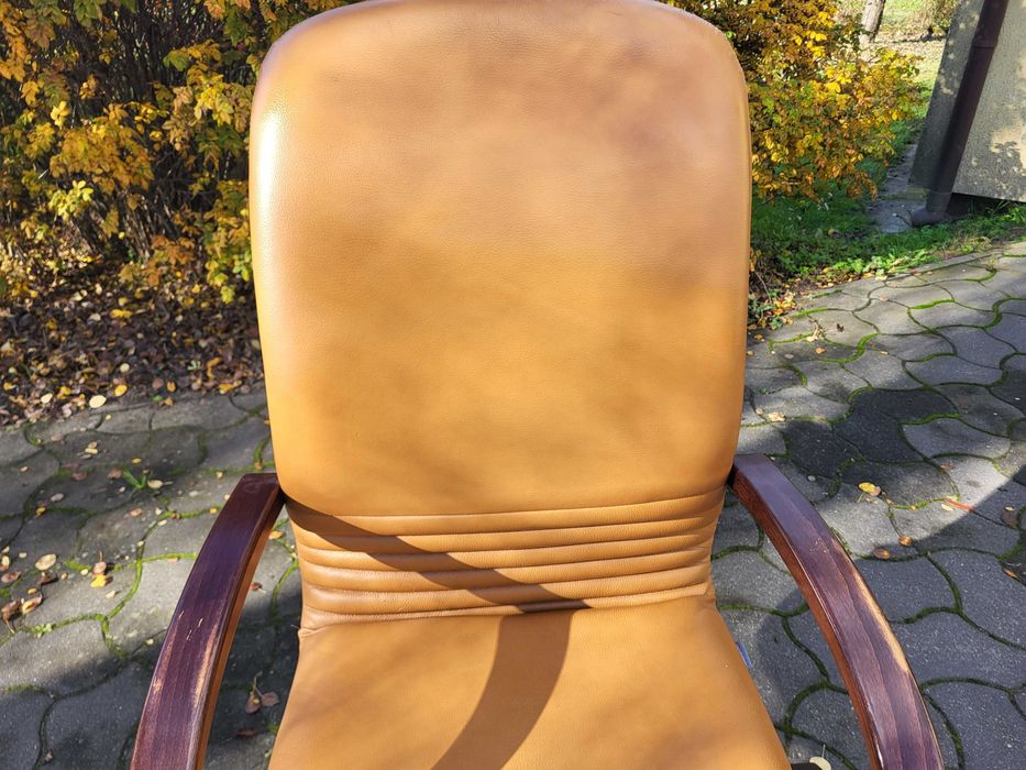 Fotel biurowy skórzany Nowy Styl Nowa z regulacją pochyłu idealny