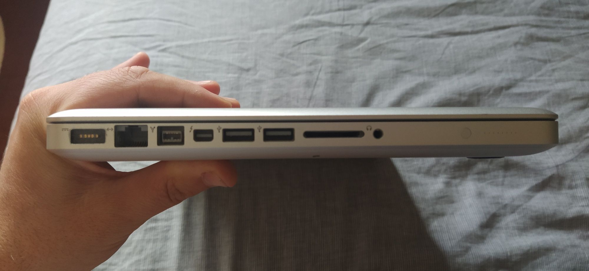 Apple A1278  без зарядного пристрою.