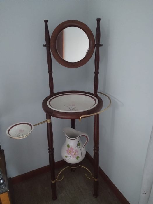 Lavatorio todo em madeira com as louças incluidas