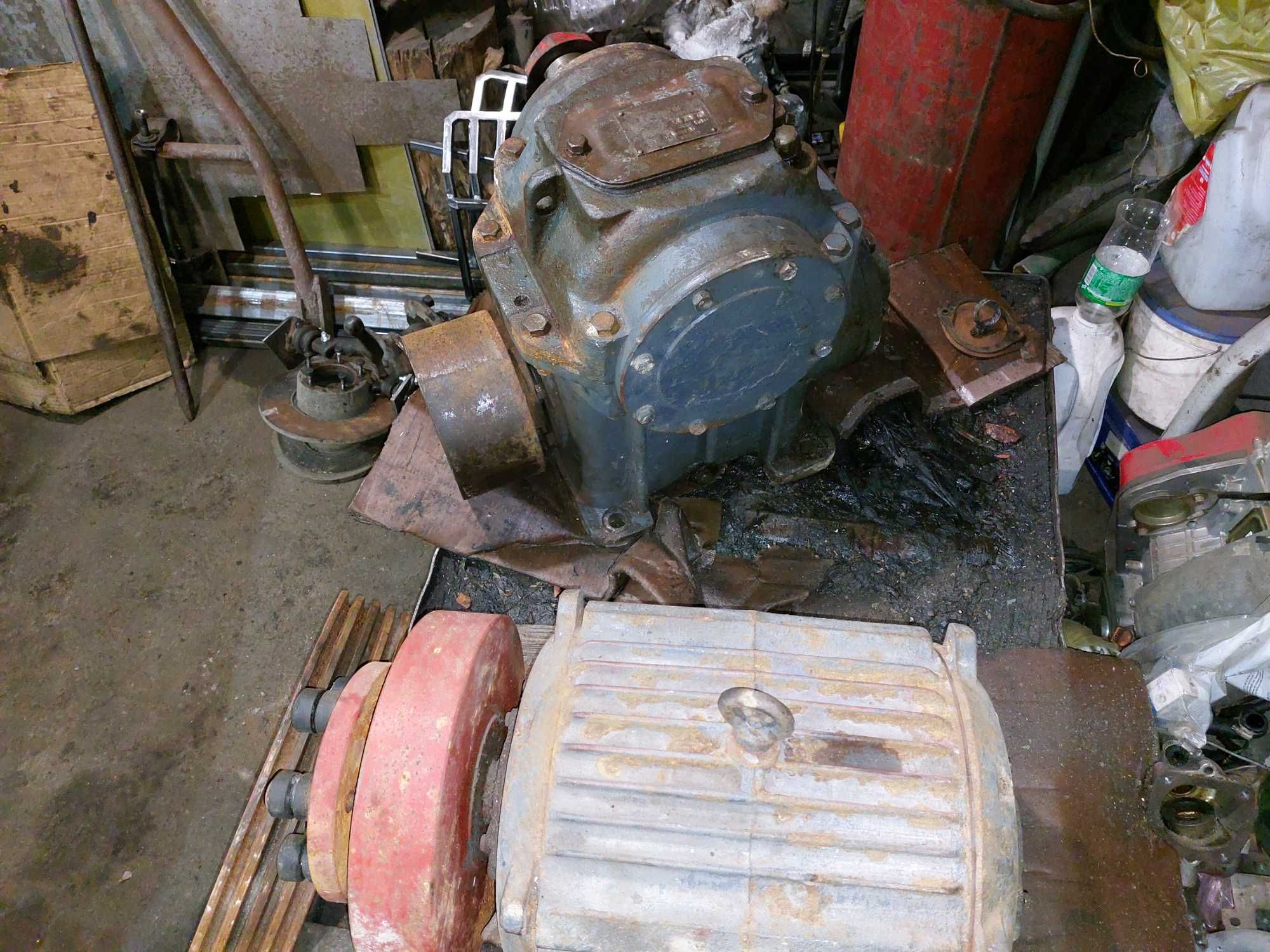 Продам ліфтовий редуктор 1:25 з електродвигуном та шківом.