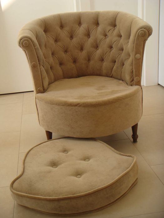 beżowy welurowy francuski fotel chesterfield