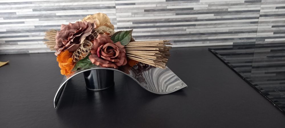 Peça decorativa com flores artificiais