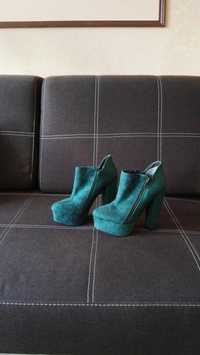 Buty damskie zamszowe.