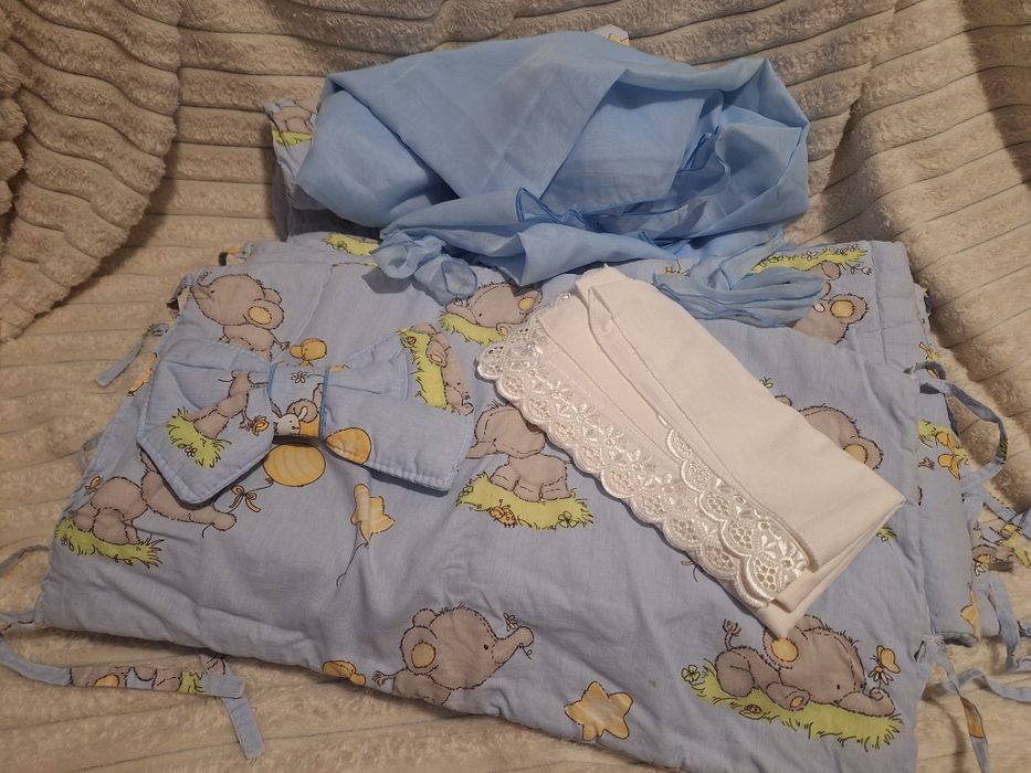 Набір з бортиками для ліжечка