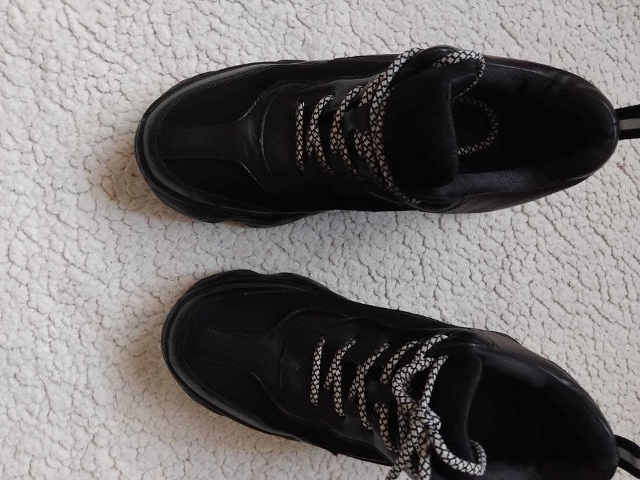 Продам жіночі кросівки 38 роз