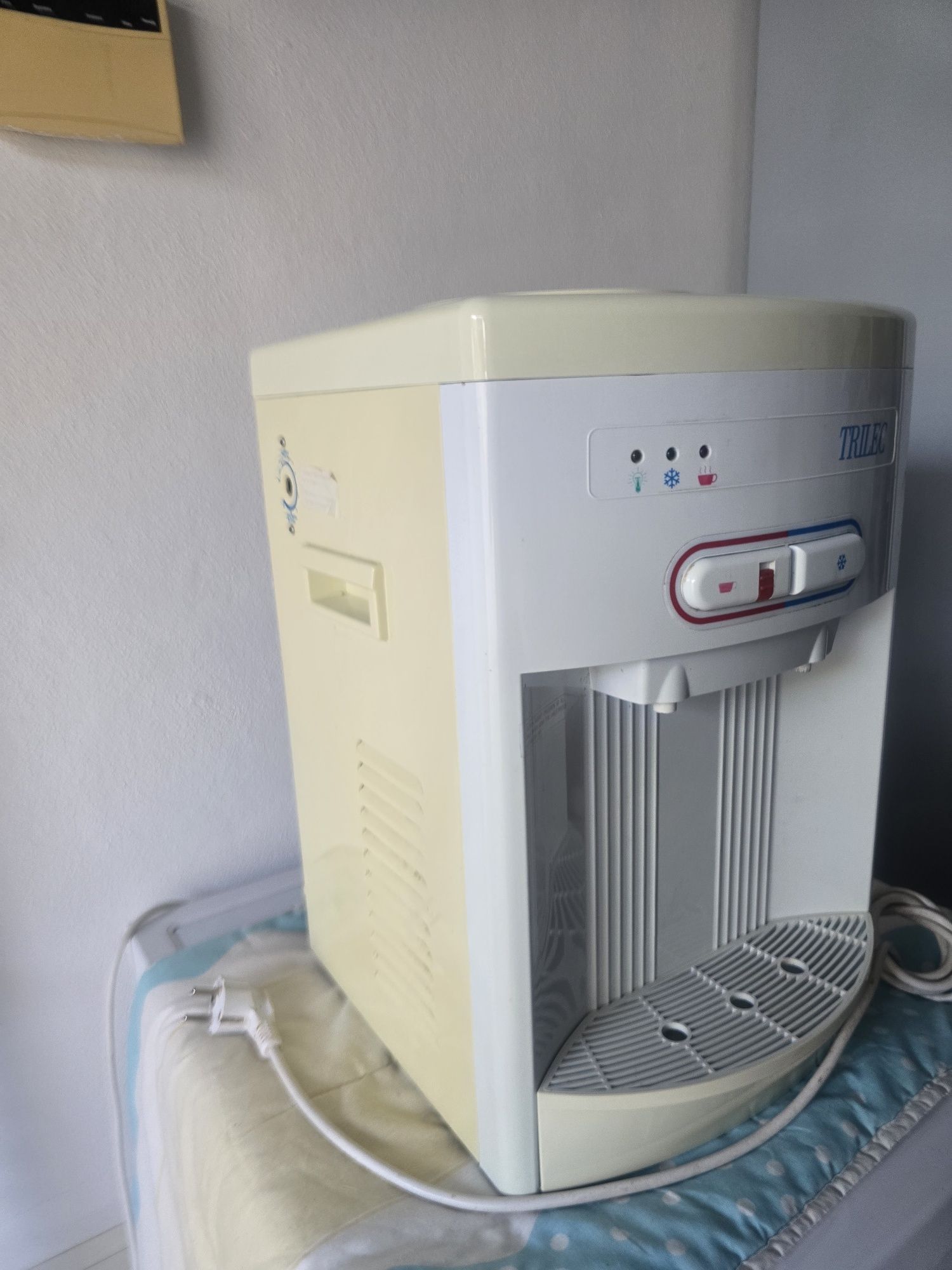 Dispensador de água fresca/quente - Leva garrafões de 6 litros de agua