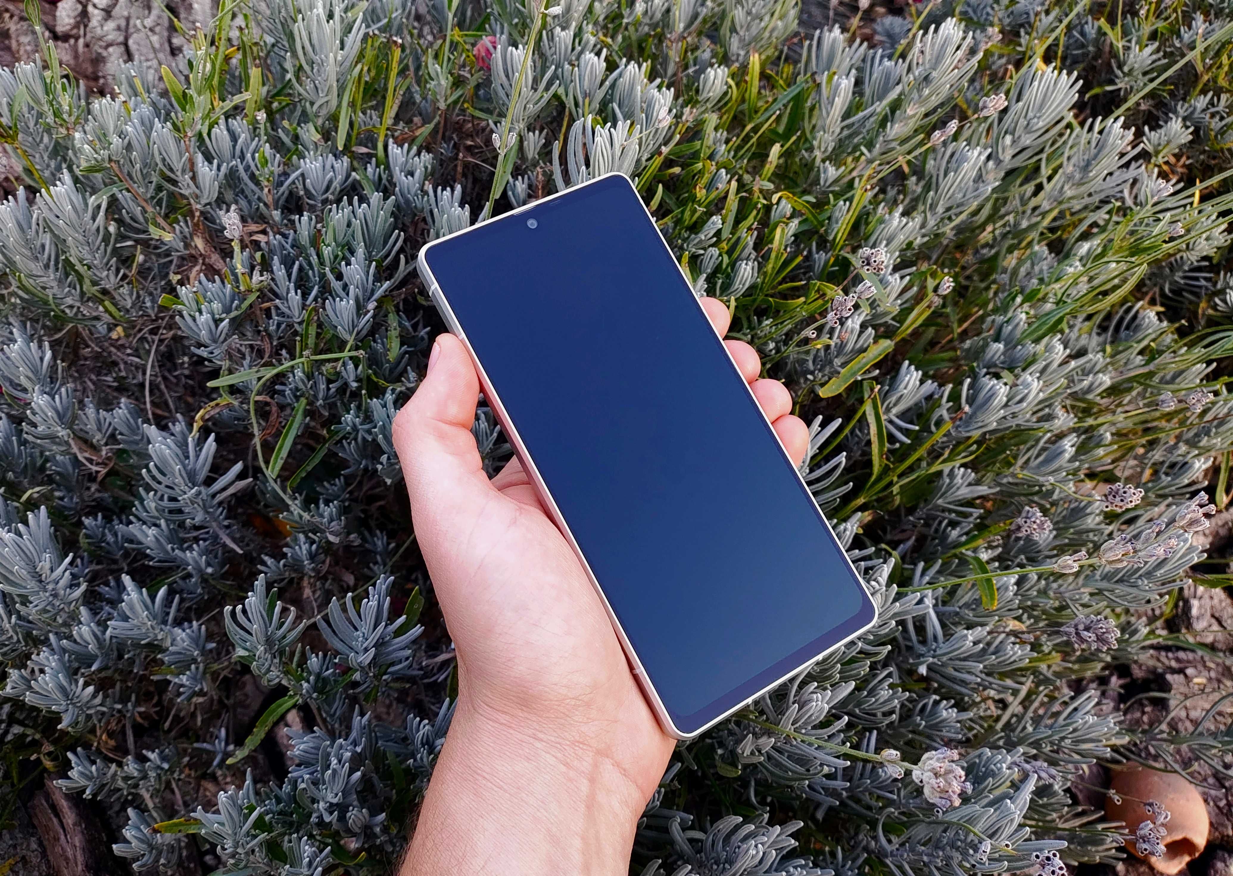 Флагман смартфон Sharp R8(2sim,STD810,Snap8Gen2,4570ma,IP68,6.4"240Гц)