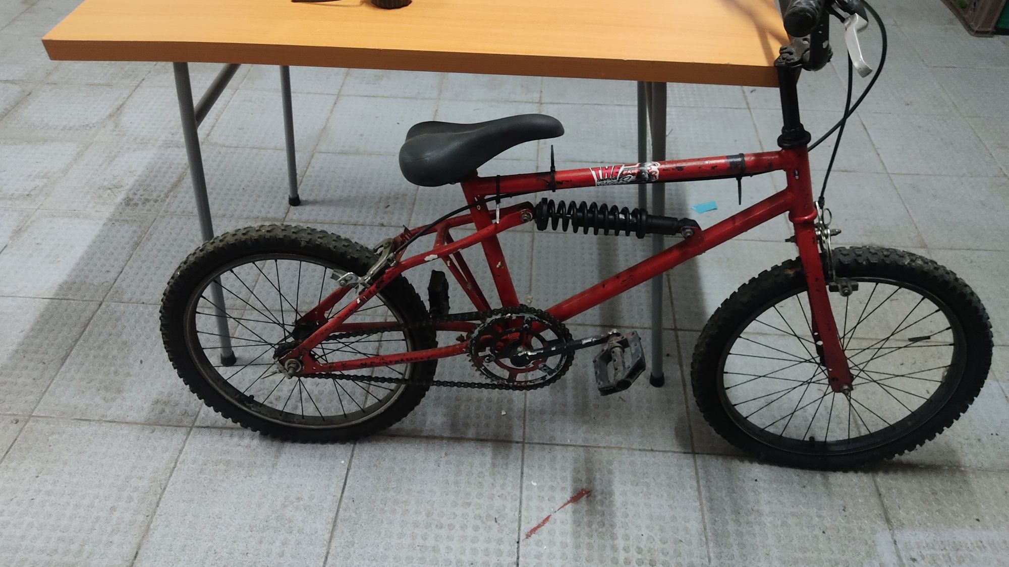 Bicicleta dê criança com amortecedor