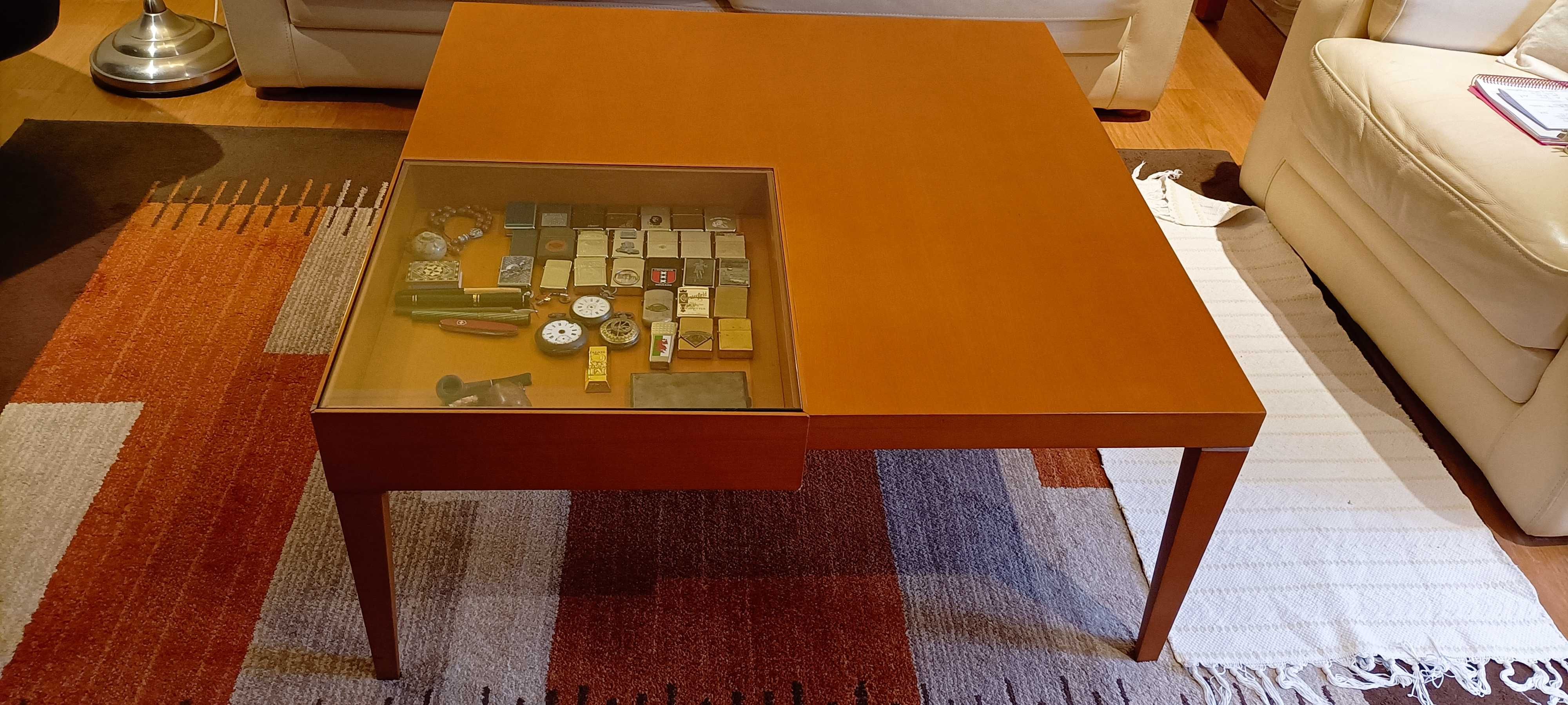 Mesa de centro para sala com expositor